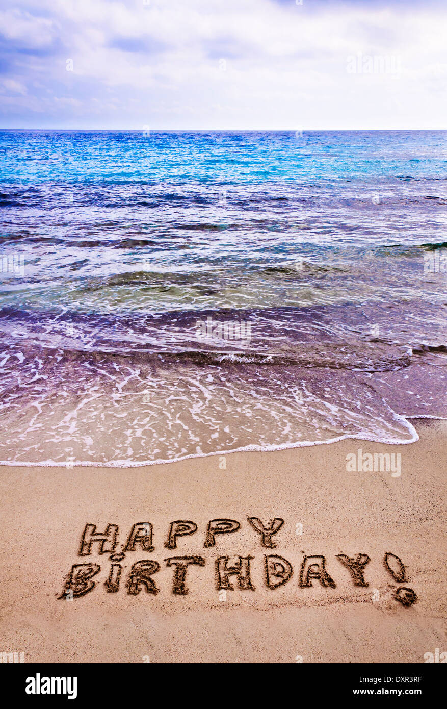 Happy Birthday geschrieben am Strand, Urlaub Konzept Stockfotografie - Alamy