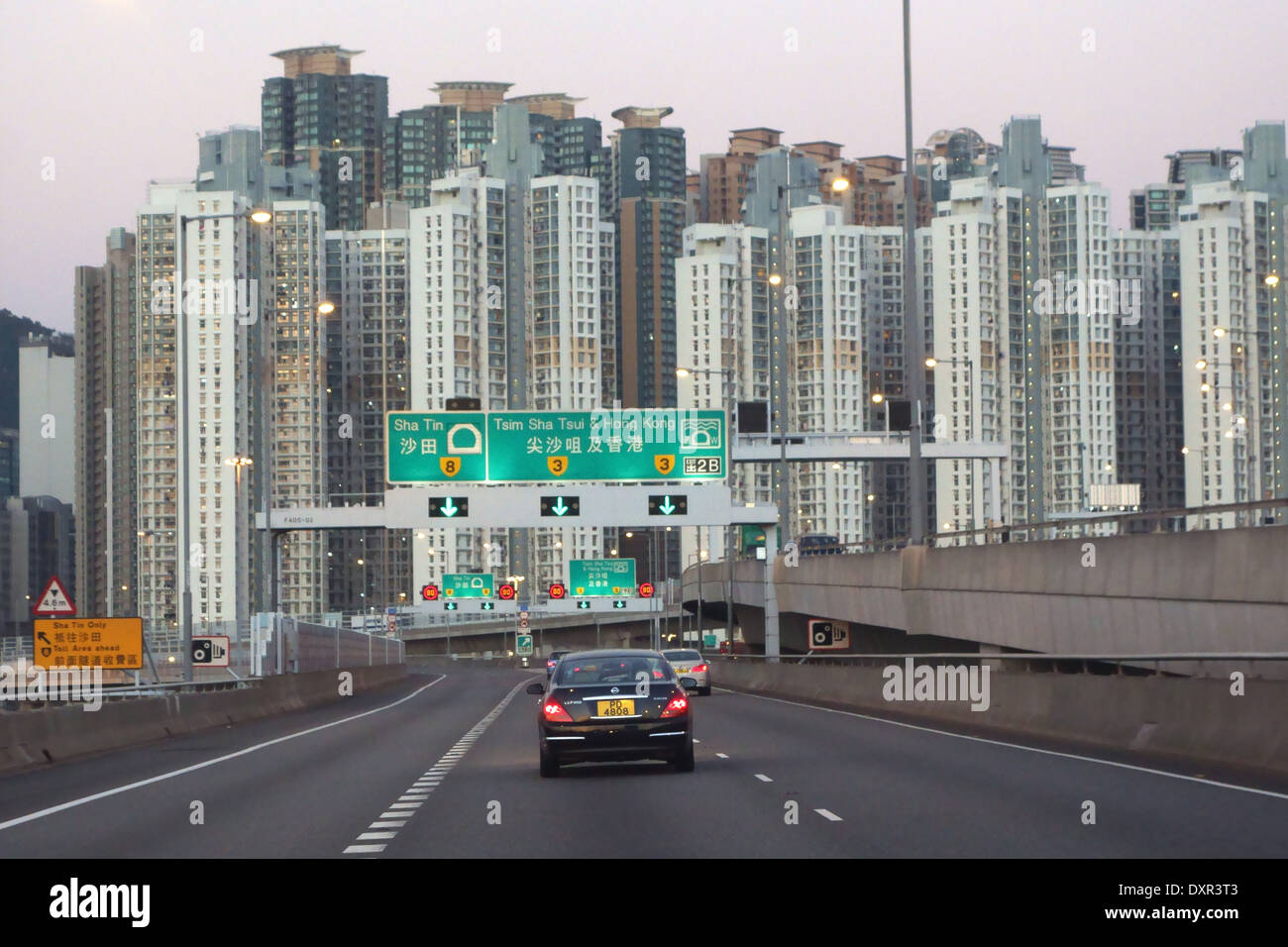 Hong Kong, China, Wolkenkratzer auf der Autobahn 3 in Richtung Yuen Long Stockfoto