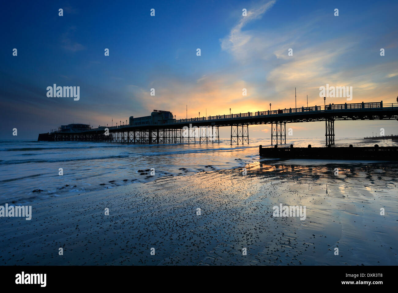 Sonnenuntergang über den viktorianischen Pier, Worthing Stadt, Grafschaft West Sussex, England, UK Stockfoto