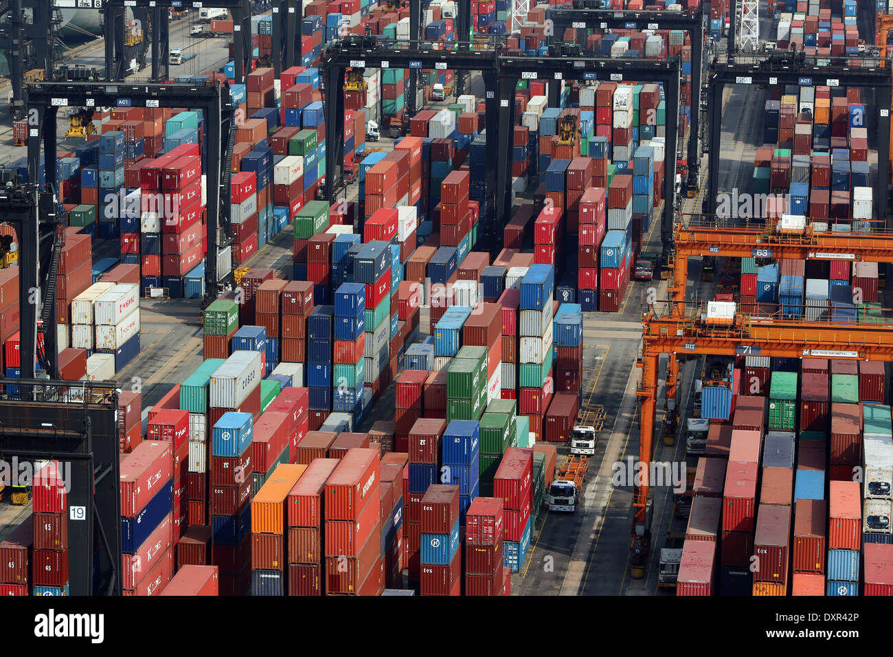 Hong Kong, China, gestapelten Containern in Hong Kong International Terminal, Container-Hafen Stockfoto