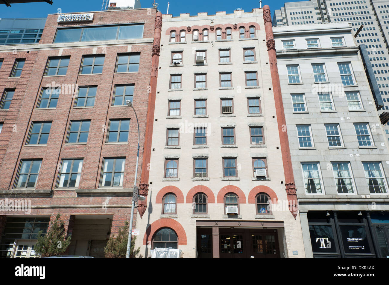 South Street in South Street Seaport. Das graue Gebäude stammt aus dem Jahre 1840 und befindet sich auf dem National Register of Historic Places. Stockfoto