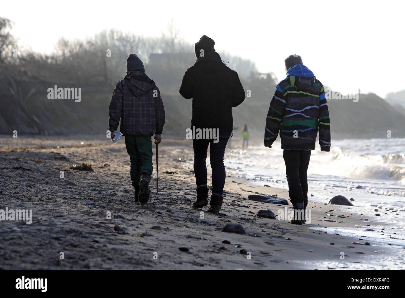 Meschendorf, Deutschland, Mutter Spaziergänge mit ihren Söhnen Fuß am Strand Stockfoto
