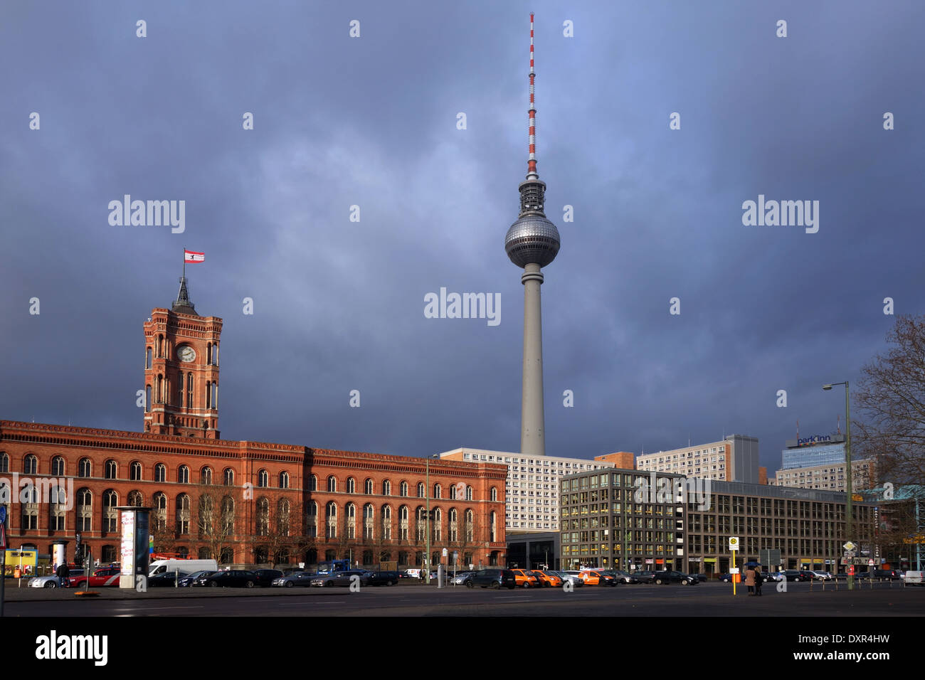 Berlin, Deutschland, das Rote Rathaus und der Berliner Fernsehturm Stockfoto