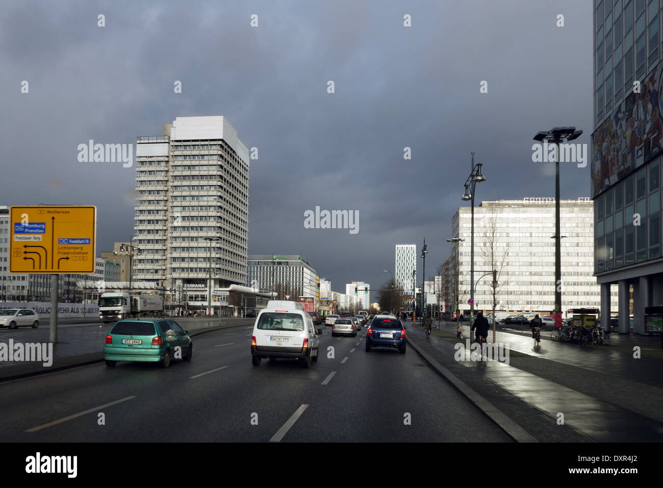 Berlin, Deutschland, Autos auf der Straße Alexander Stockfoto