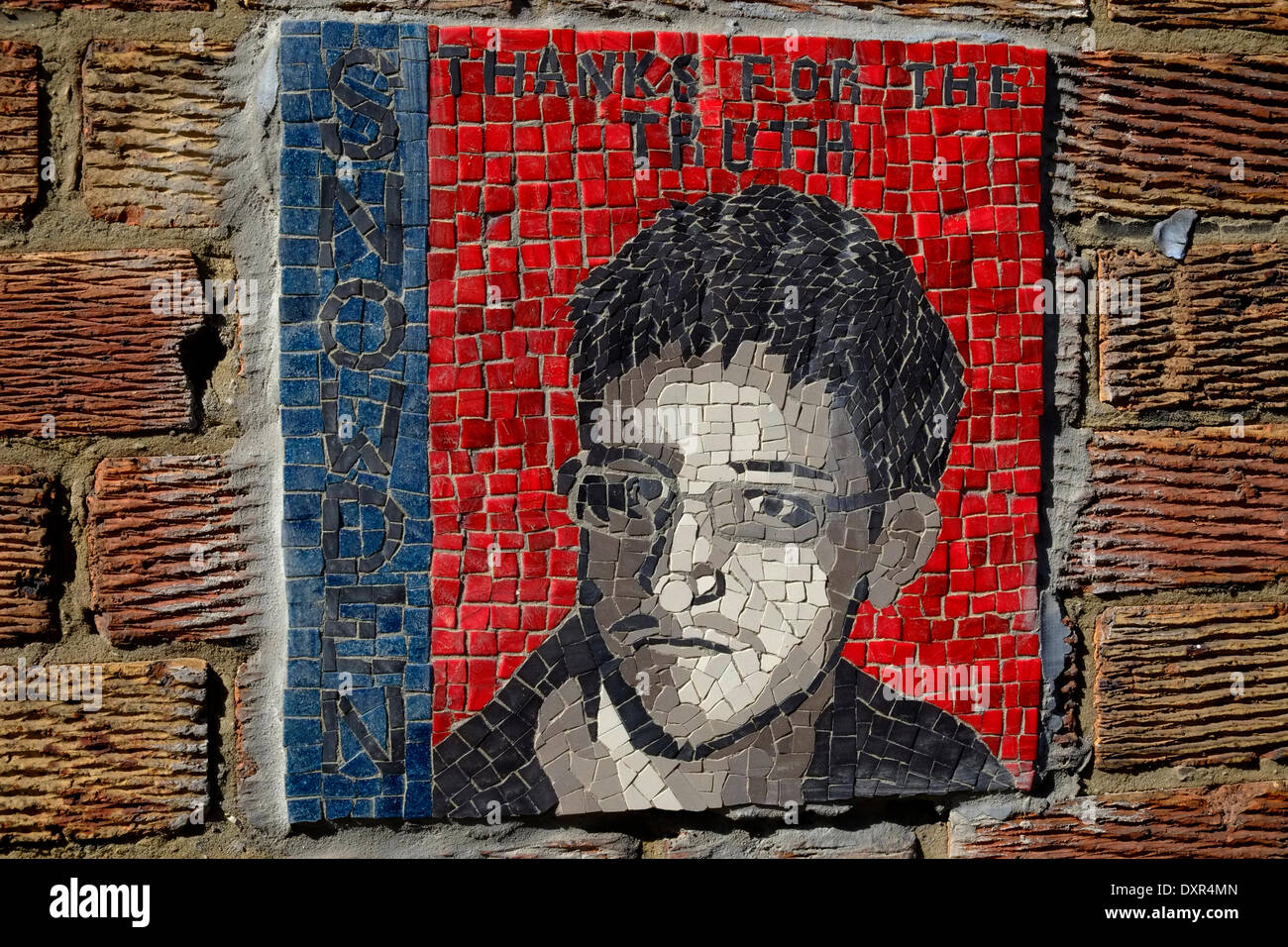 London, UK. 29. März 2014. Ein Mosaik von Edward Snowden sagen "Danke für die Wahrheit" ist erschienen mit Blick auf die Baustelle der neuen amerikanischen Botschaft in London. Das Kunstwerk ist nicht signiert Credit: Rachel Megawhat/Alamy Live News Stockfoto