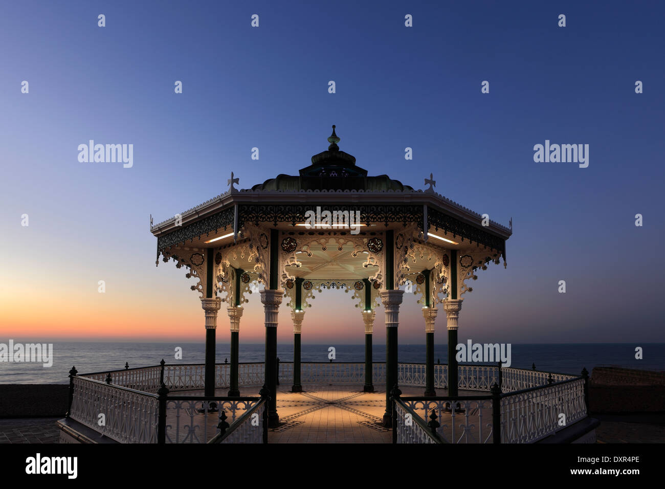 Dawn Farben über die viktorianische Bandstand, Strandpromenade, Brighton City, Brighton & Hove, Sussex, England, UK Stockfoto