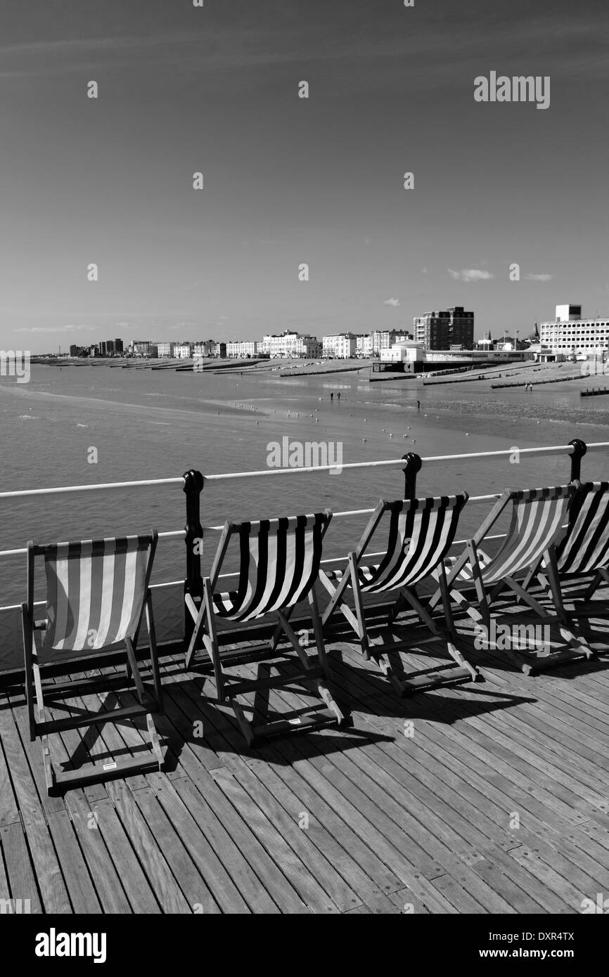 Liegestühle, blauer Himmel Sommer Tag, viktorianischen Pier, Worthing Stadt, Grafschaft West Sussex, England, UK Stockfoto