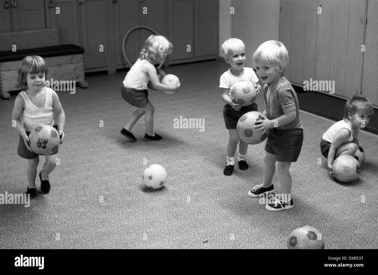 Berlin, DDR, kleine Kinder spielen mit Bällen in einer Kindertagesstaette Stockfoto