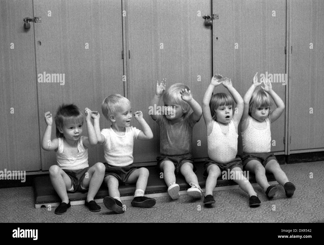Berlin, DDR, kleine Kinder mit Sportunterricht in einer Kindertagesstaette Stockfoto