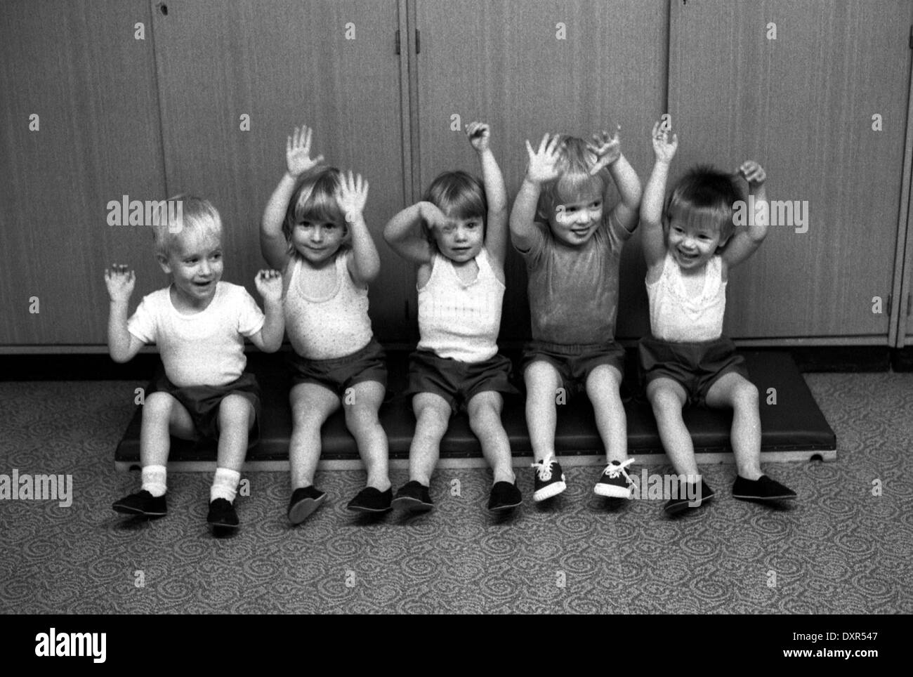 Berlin, DDR, kleine Kinder mit Sportunterricht in einer Kindertagesstaette Stockfoto
