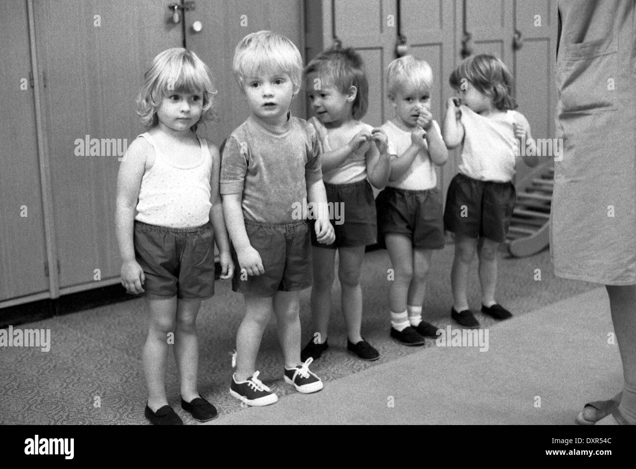 Berlin, DDR, eine Gruppe von kleinen Kindern in einer Kindertagesstaette Stockfoto