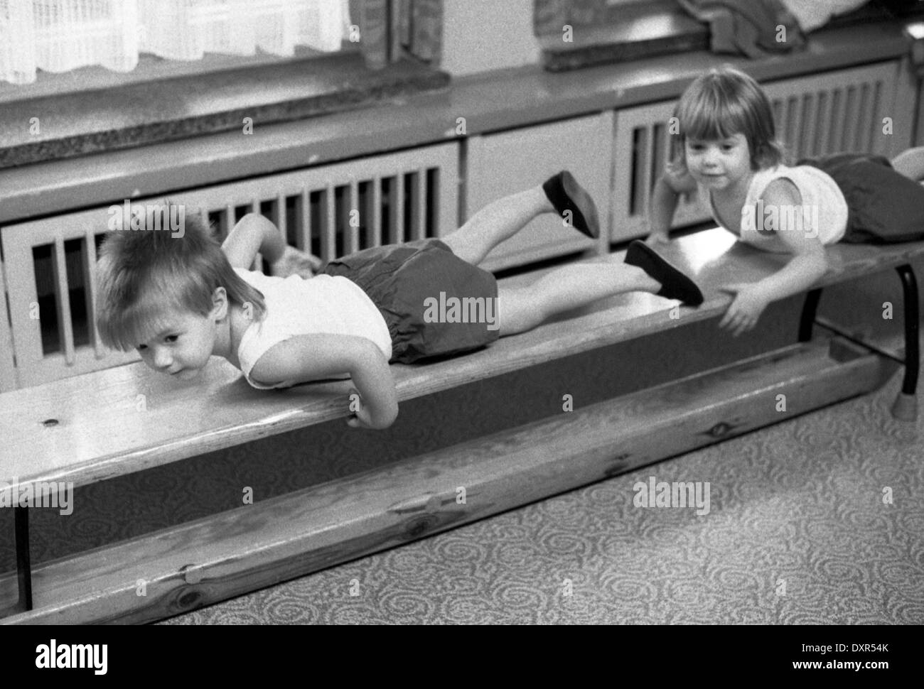 Berlin, DDR, kleine Kinder mit Sportunterricht in einer Kindertagesstaette Stockfoto
