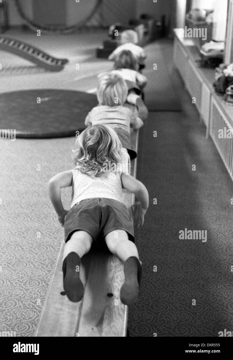 Berlin, DDR, kleine Kinder mit Sportunterricht in einer Kindertagesstaette Stockfoto