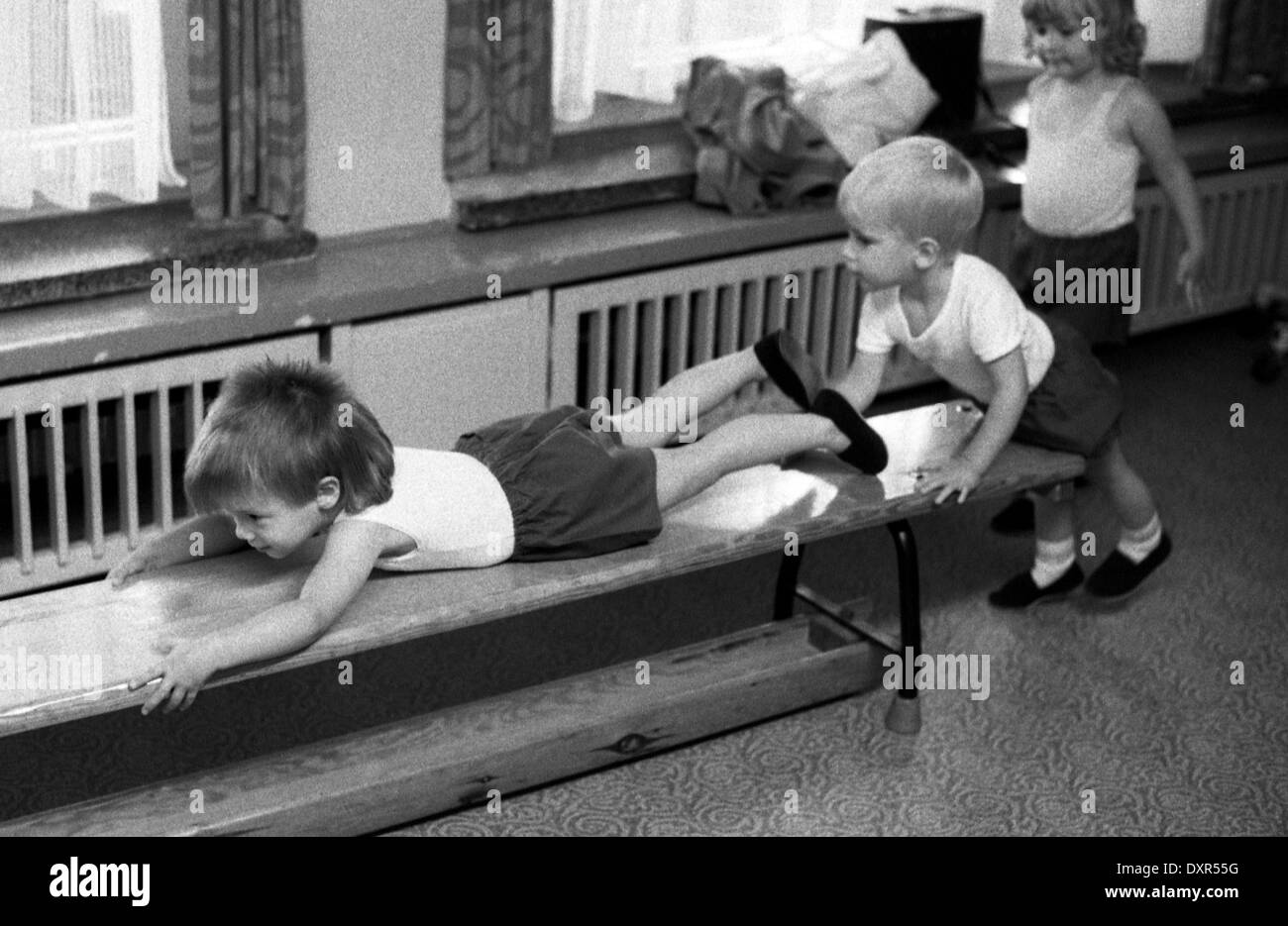 Berlin, DDR, kleine Kinder mit Sportunterricht in einer Kindertagesstaette Stockfoto