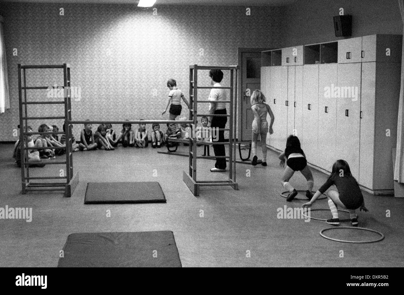 Berlin, DDR, Kinder im Vorschulalter und Lehrer im Sportunterricht Stockfoto