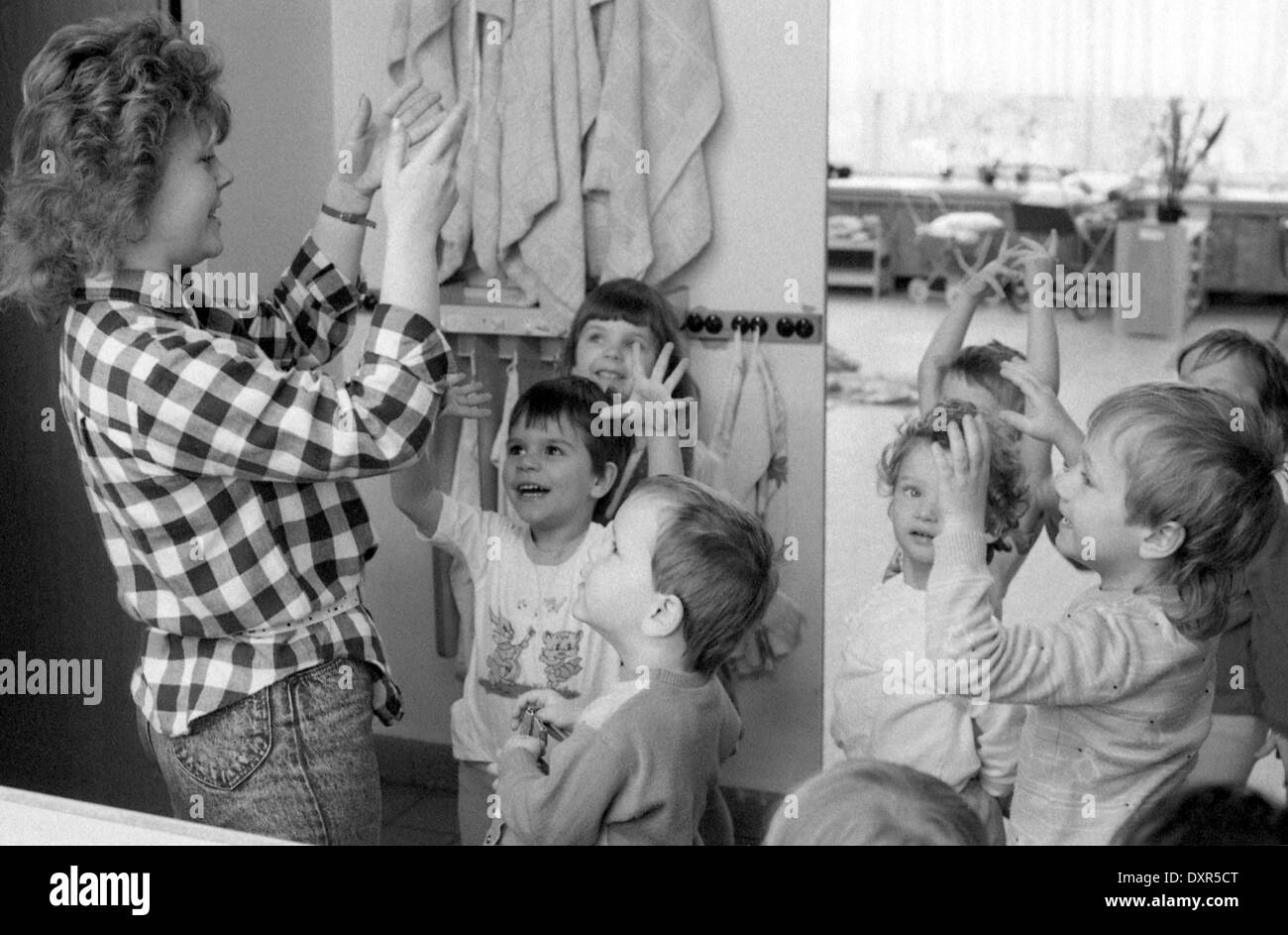 Berlin, DDR, Kinder und Lehrer in einer Kindertagesstaette Stockfoto