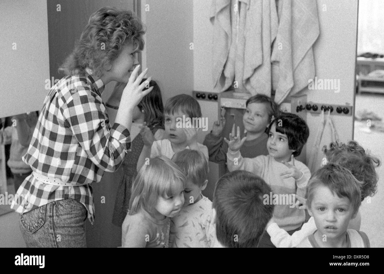 Kinderbetreuung ddr -Fotos und -Bildmaterial in hoher Auflösung – Alamy