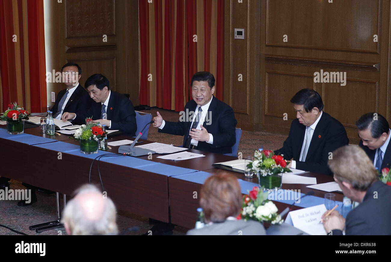 Berlin, Deutschland. 29. März 2014. Chinese President Xi Jinping (C) spricht beim Treffen mit deutschen Sinologen, Vertreter von Lehrern aus dem Konfuzius-Institut und Studierende Chinesen in Berlin, Deutschland, 29. März 2014. Bildnachweis: Ju Peng/Xinhua/Alamy Live-Nachrichten Stockfoto