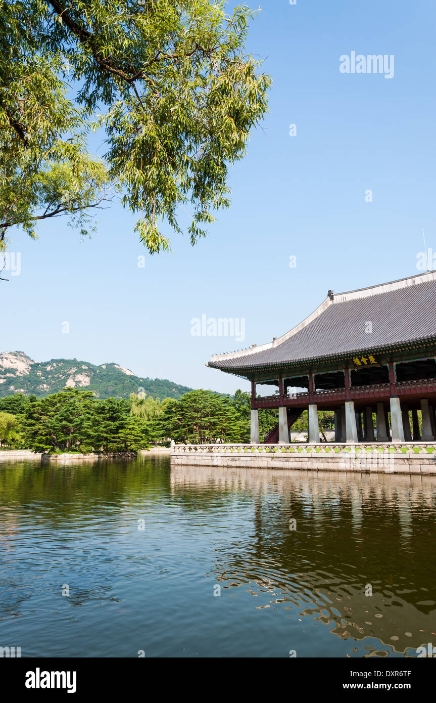 Traditionelle koreanische Architektur im Gyeongbokgung Palace in Seoul, Südkorea. Stockfoto