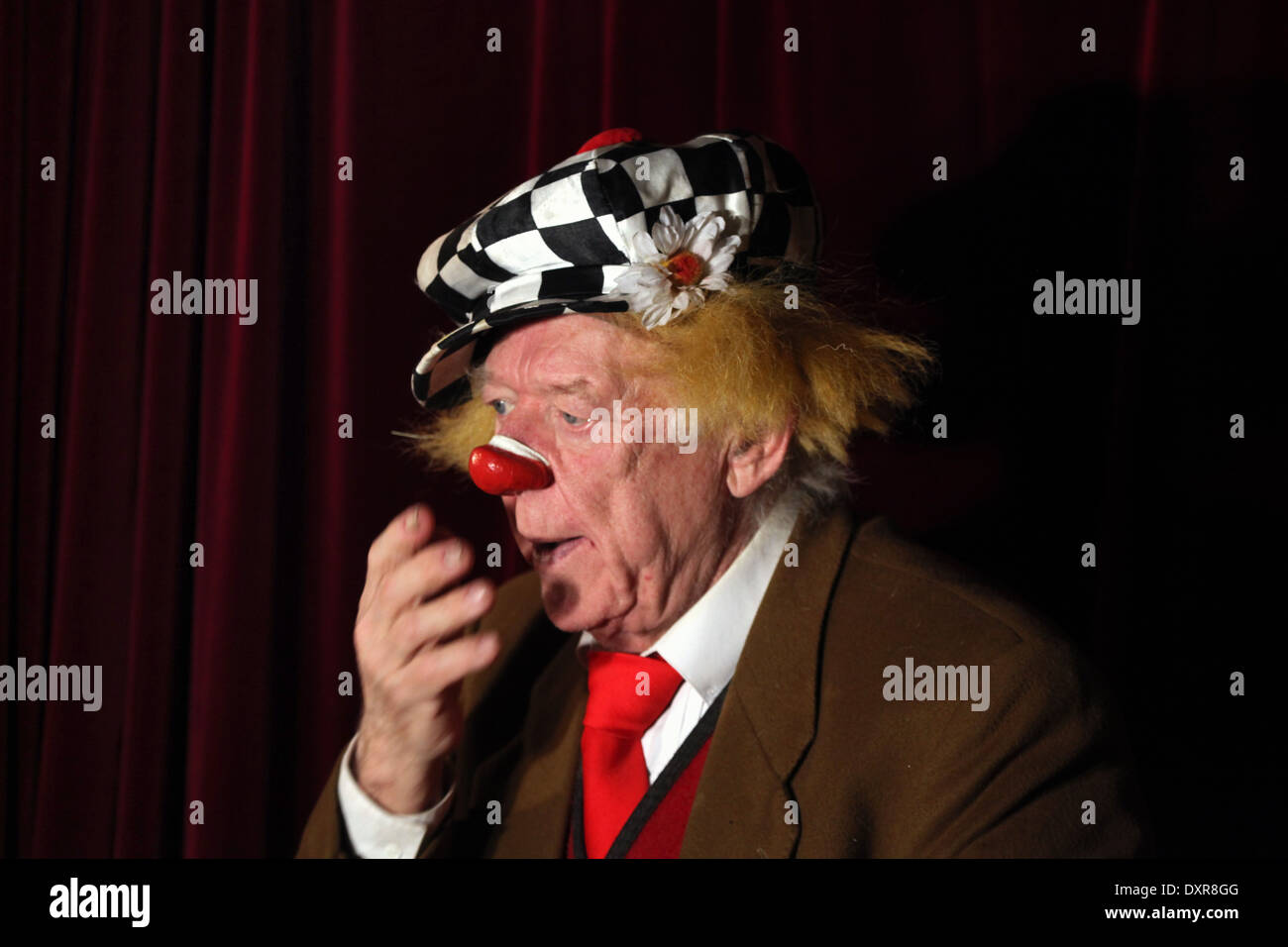 Berühmten russischen Clown Oleg Popov, im Alter von 83, bereitet sich auf seine neue Show "Magic Life" in Dresden, Deutschland. Stockfoto