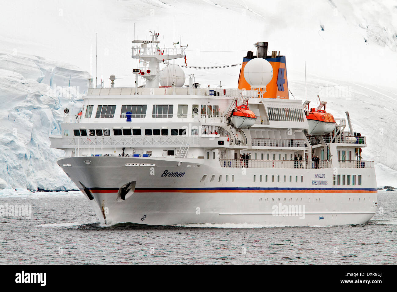 Antarktis-Expedition mit Touristen auf Kreuzfahrtschiff, Schiff der Bremen genießen Landschaft der Gletscher und Eis auf der antarktischen Halbinsel. Stockfoto