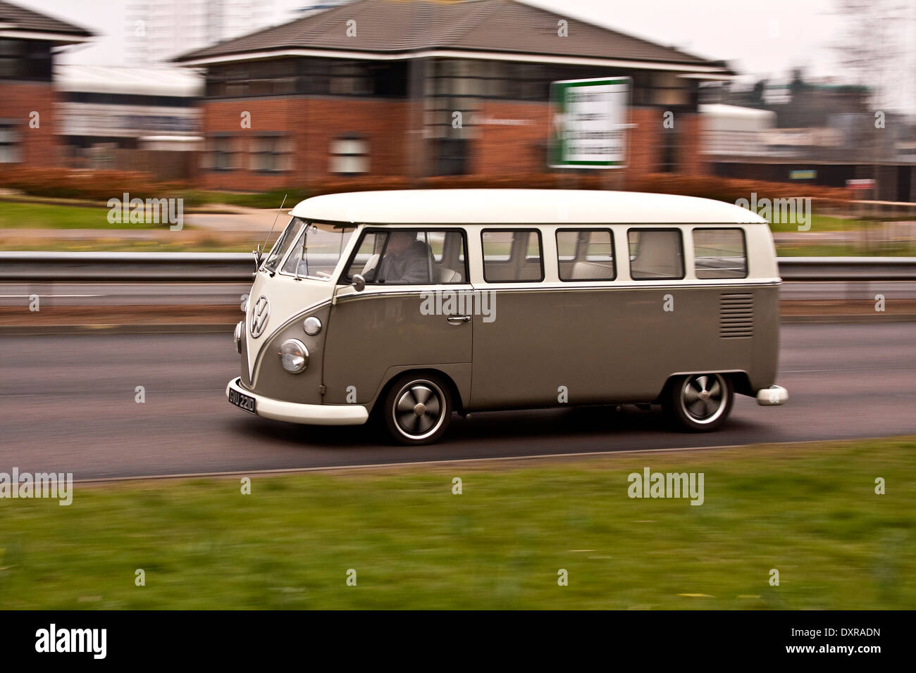Oldtimer Volkswagen Wohnmobil reisen entlang der Kingsway West Schnellstraße in Dundee, Großbritannien Stockfoto