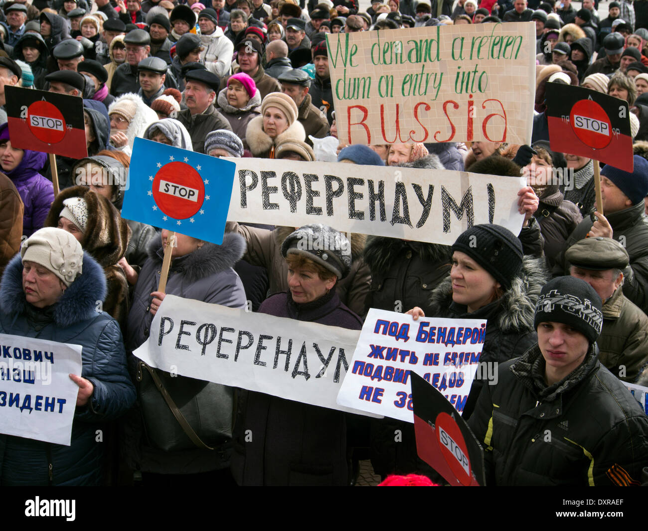 LUGANSK, UKRAINE - März 29, 2014:Activists mit Banner "Referendum". Pro-russischen Mitarbeiter inszeniert eine Kundgebung unter dem Vorwand der Proteste in der Ukrainee, auf deren Plakaten lesen "Referendum" und "Janukowitsch - unser Präsident" Credit: Igor Golovnov/Alamy Live News Stockfoto