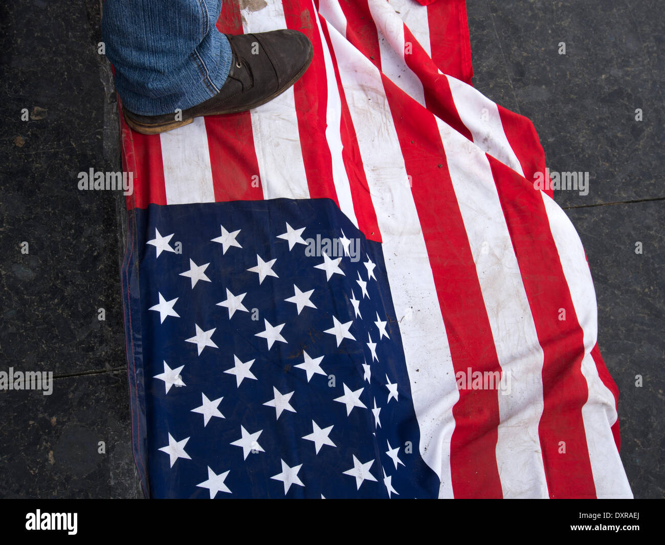 LUGANSK, UKRAINE - 29. März 2014: Mann Aufenthalt auf die US-Flagge. Pro-russischen Mitarbeiter inszeniert eine Kundgebung unter dem Vorwand der Proteste in der Ukrainee, auf deren Plakaten lesen "Referendum" und "Janukowitsch - unser Präsident" Credit: Igor Golovnov/Alamy Live News Stockfoto