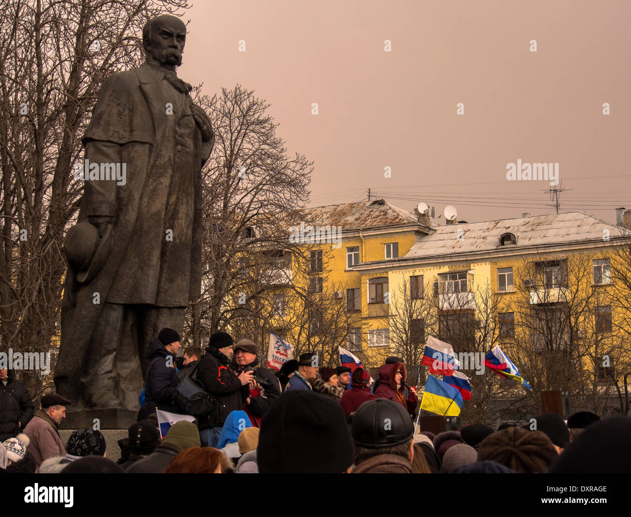 LUGANSK, UKRAINE - 29. März 2014: Pro-russischen Mitarbeiter inszeniert eine Kundgebung unter dem Vorwand der Proteste in der Ukrainee, auf deren Plakaten lesen "Referendum" und "Janukowitsch - unser Präsident" Credit: Igor Golovnov/Alamy Live News Stockfoto