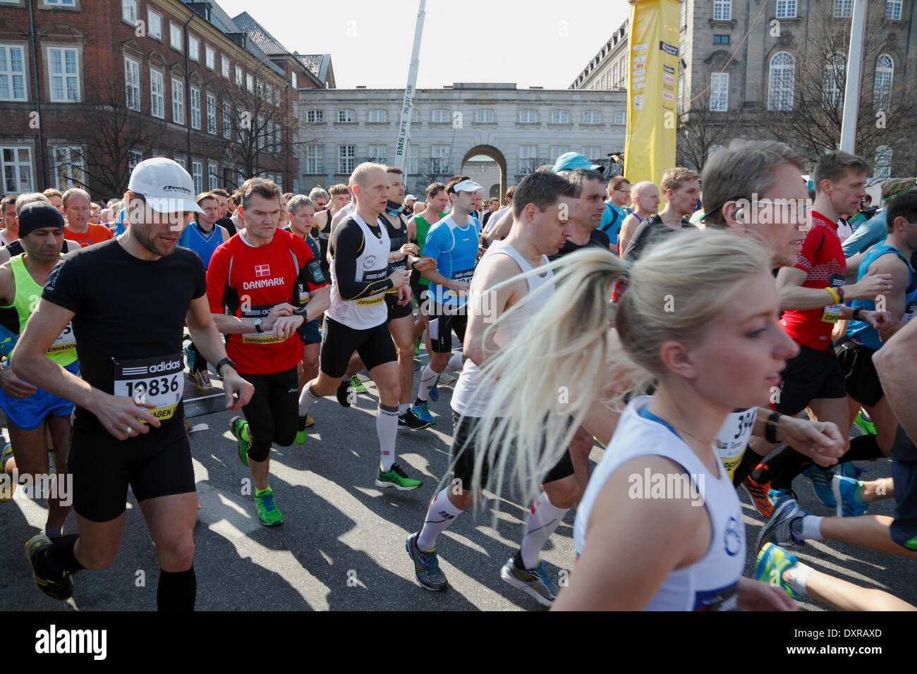 Kopenhagen, Dänemark. 29. März 2014. Die Läufer in der IAAF/AL-Bank eine halbe Marathon Weltmeisterschaften 2014 lief in den Straßen von sonnigen Kopenhagen mit Start und Ziel am Schloss Christiansborg Palace Square. Die Elite Frauen und Männer folgten fast 30.000 Freizeit- und Sub-elite-Läufer. Bildnachweis: Niels Quist/Alamy Live-Nachrichten Stockfoto
