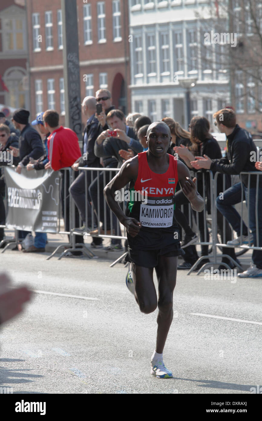 Kopenhagen, Dänemark, 29. März 2014. Die Läufer in der IAAF/AL-Bank eine halbe Marathon Weltmeisterschaften 2014 lief in den Straßen von sonnigen Kopenhagen mit Start und Ziel am Schloss Christiansborg Palace Square. Die Elite Frauen und Männer folgten fast 30.000 Freizeit- und Sub-elite-Läufer. Geoffrey Kipsang aus Kenia auf der Zielgeraden gewinnt kurz nach der Männer Klasse in 59.07 Kamworor. Samuel Tsegay aus Eritrea in wenige Zentimeter vor der Guye Adola aus Äthiopien auch 59,20 59,20 2.. Bildnachweis: Niels Quist/Alamy Live-Nachrichten Stockfoto