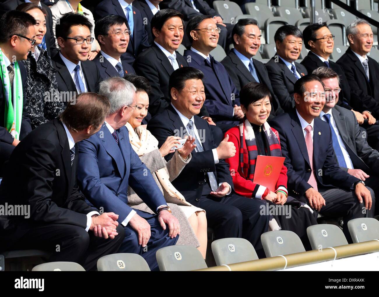 Berlin, Deutschland. 29. März 2014. Chinesischen Staatspräsidenten Xi Jinping (C, vorne) und seine Frau Peng Liyuan (3. L Front) sehen Sie sich eine Freundschaft zwischen chinesischen Kind Fußballer und ihren deutschen Kollegen aus Wolfsburg-Club in Berlin, Deutschland, 29. März 2014 übereinstimmen. Bildnachweis: Lan Hongguang/Xinhua/Alamy Live-Nachrichten Stockfoto