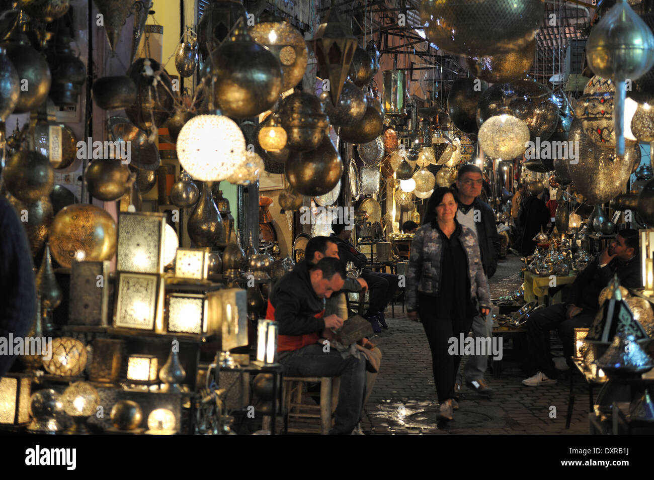 In einem Souk verkaufen traditionelle marokkanische Metall-Lampen, Marrakesch, Marokko Stockfoto