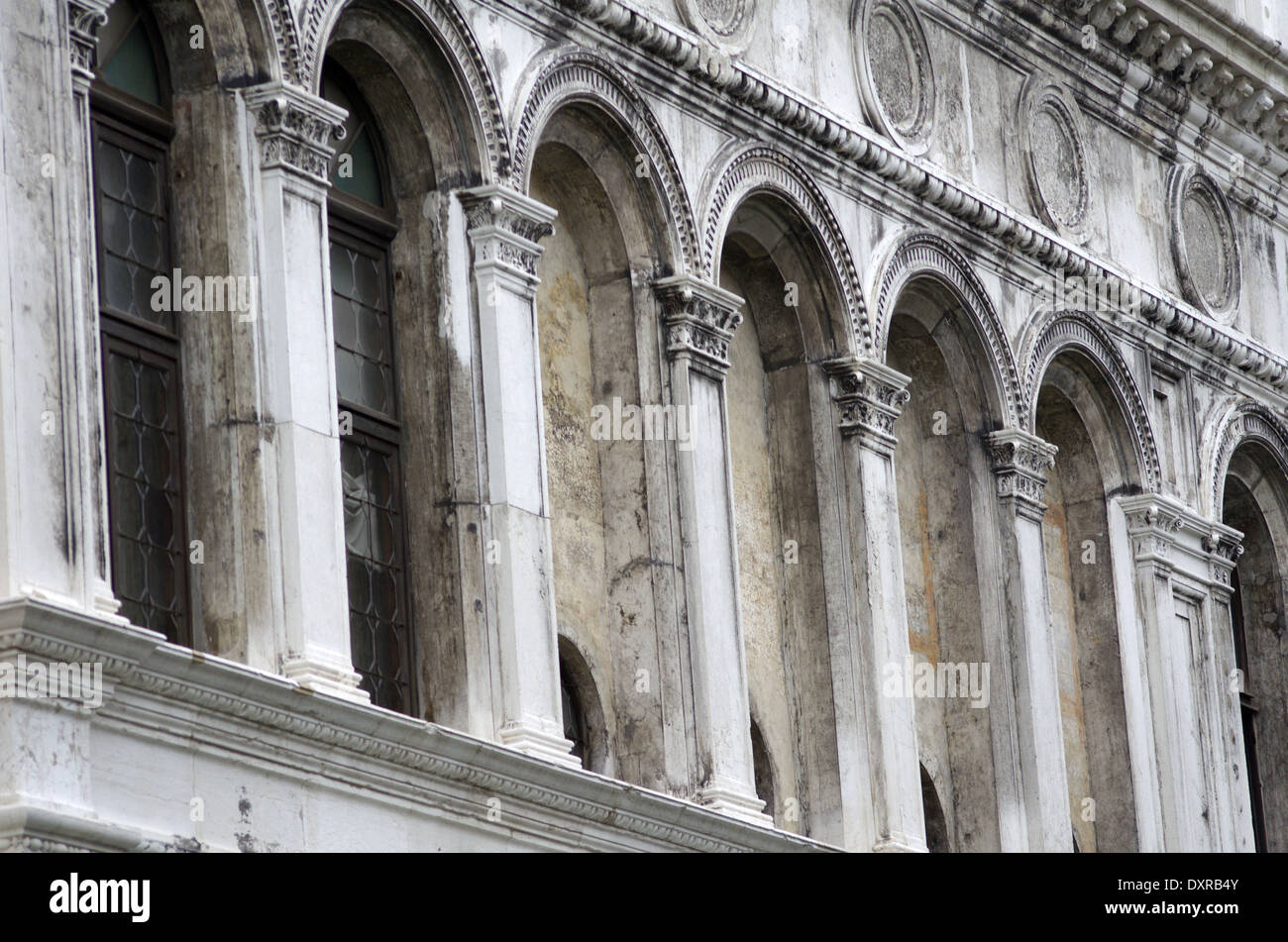 Architektonische Details an der Fassade in der Nähe der Brücke von Sehenswürdigkeiten in Venedig Stockfoto