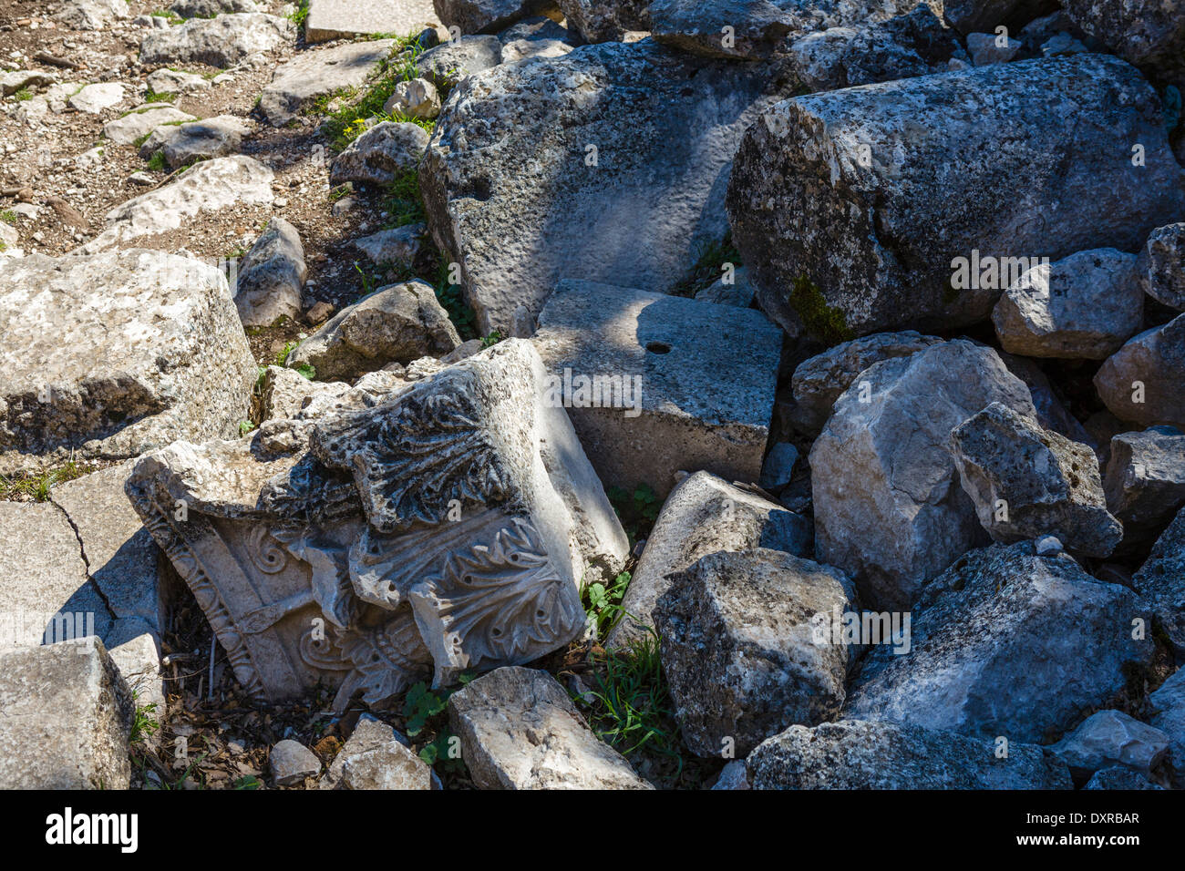 Auf die Website unter Termessos ist übersät mit unverbesserlichen Steinen, Säulen und Schnitzereien, Antalya Provinz Pisidien, Türkei Stockfoto
