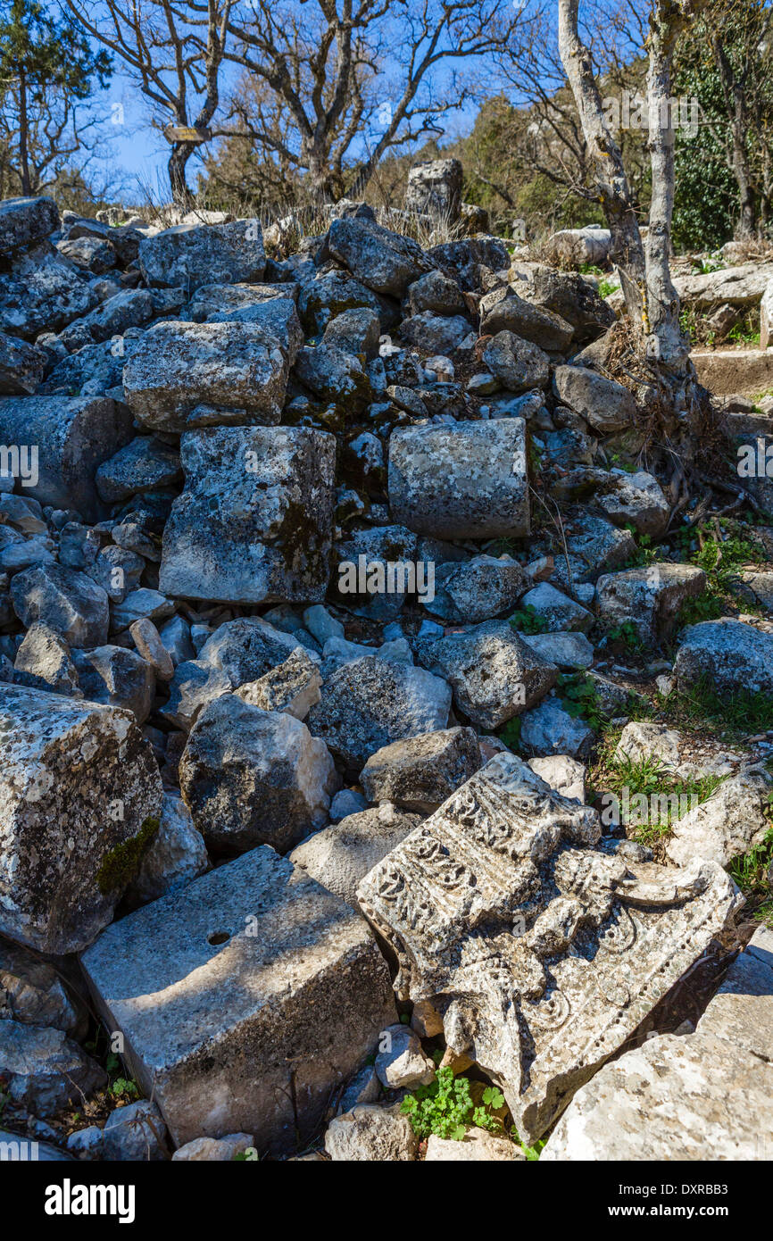 Auf die Website unter Termessos ist übersät mit unverbesserlichen Steinen, Säulen und Schnitzereien, Antalya Provinz Pisidien, Türkei Stockfoto