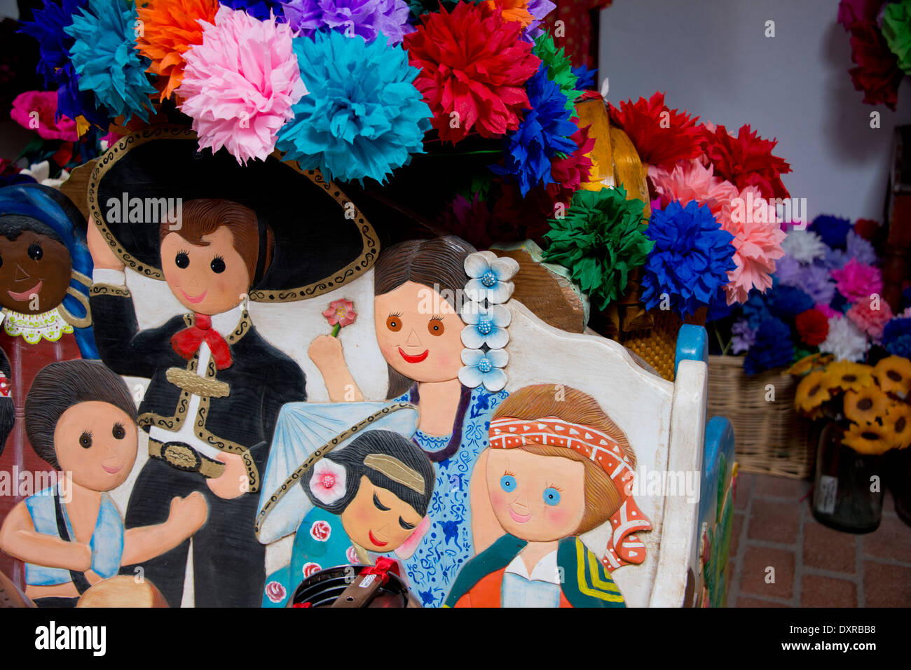 Arizona, Tucson, Tubac. Holzbank mit Hispanic kulturelle Figuren geschnitzt. Stockfoto