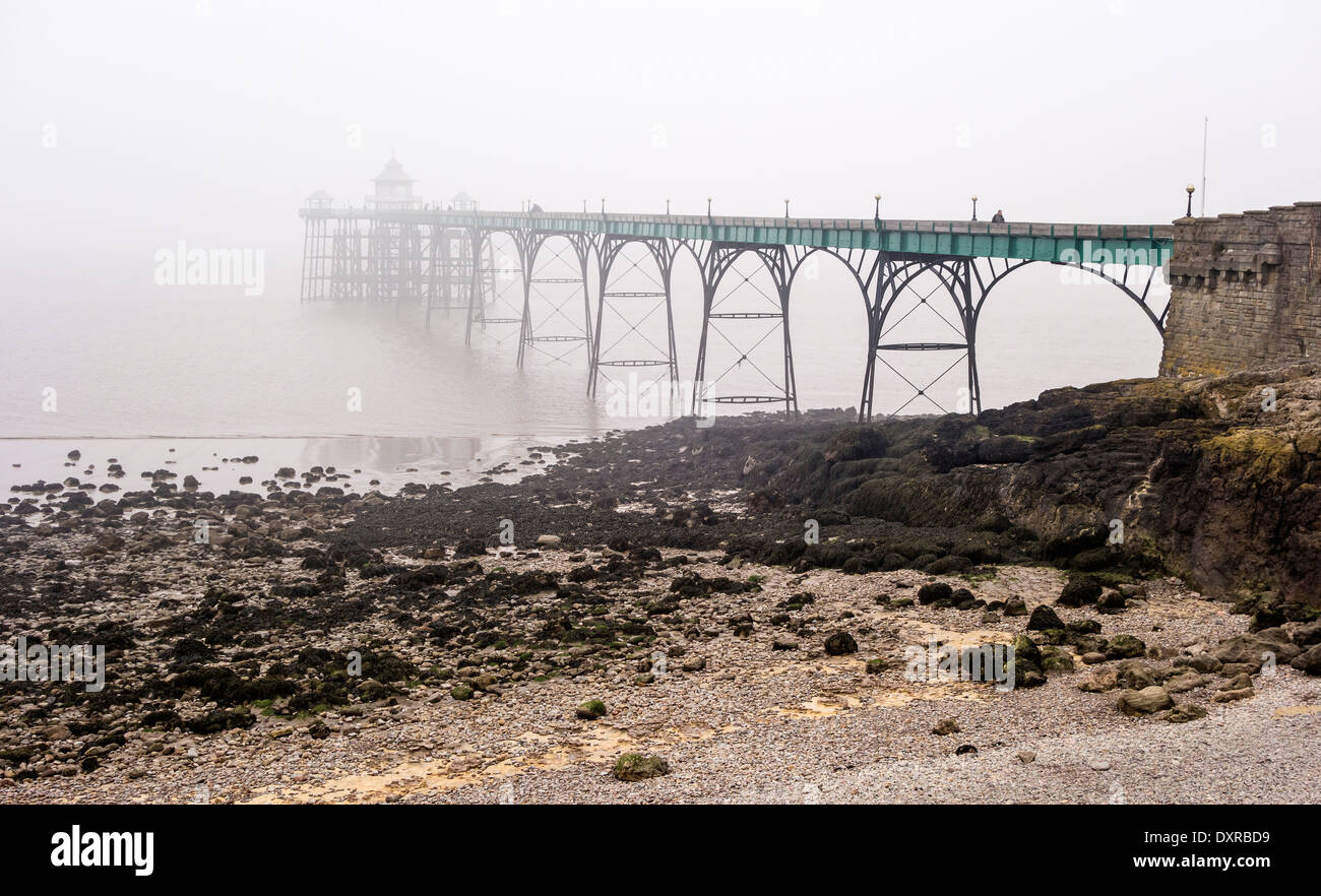 Clevedon Pier in Nebel, Somerset, England, Großbritannien Stockfoto