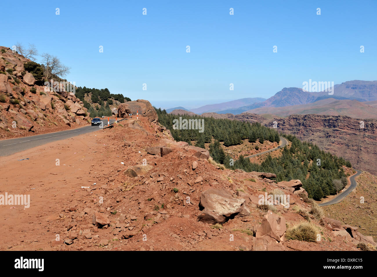 Straße (P2030) auf das Atlas-Gebirge in Oukaimeden, Blick zurück in Richtung Marrakesch, Marokko Stockfoto