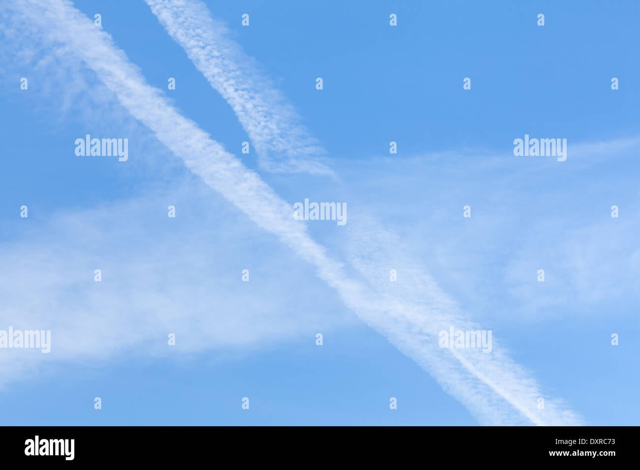 Flugzeug Rauch Wanderwege Stockfoto