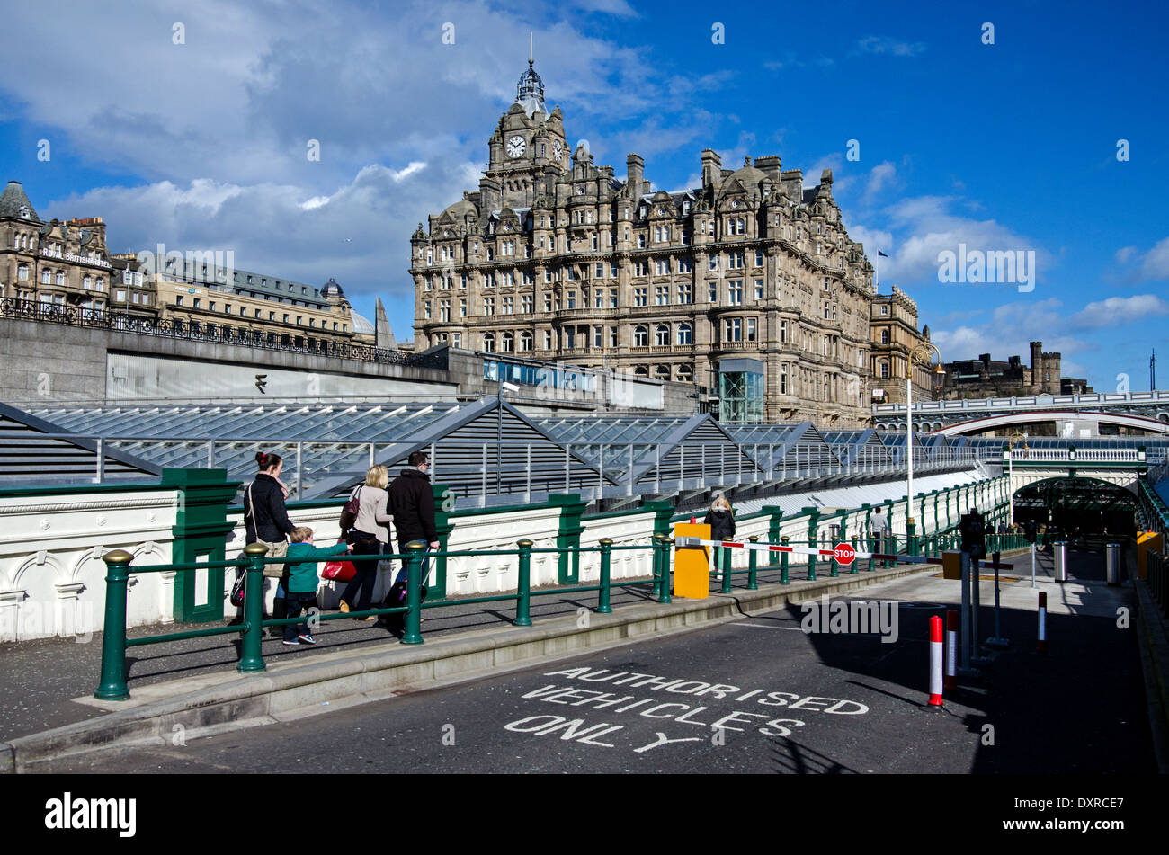 Der Eingang zur Waverley Station mit dem Balmoral Hotel im Hintergrund. Stockfoto