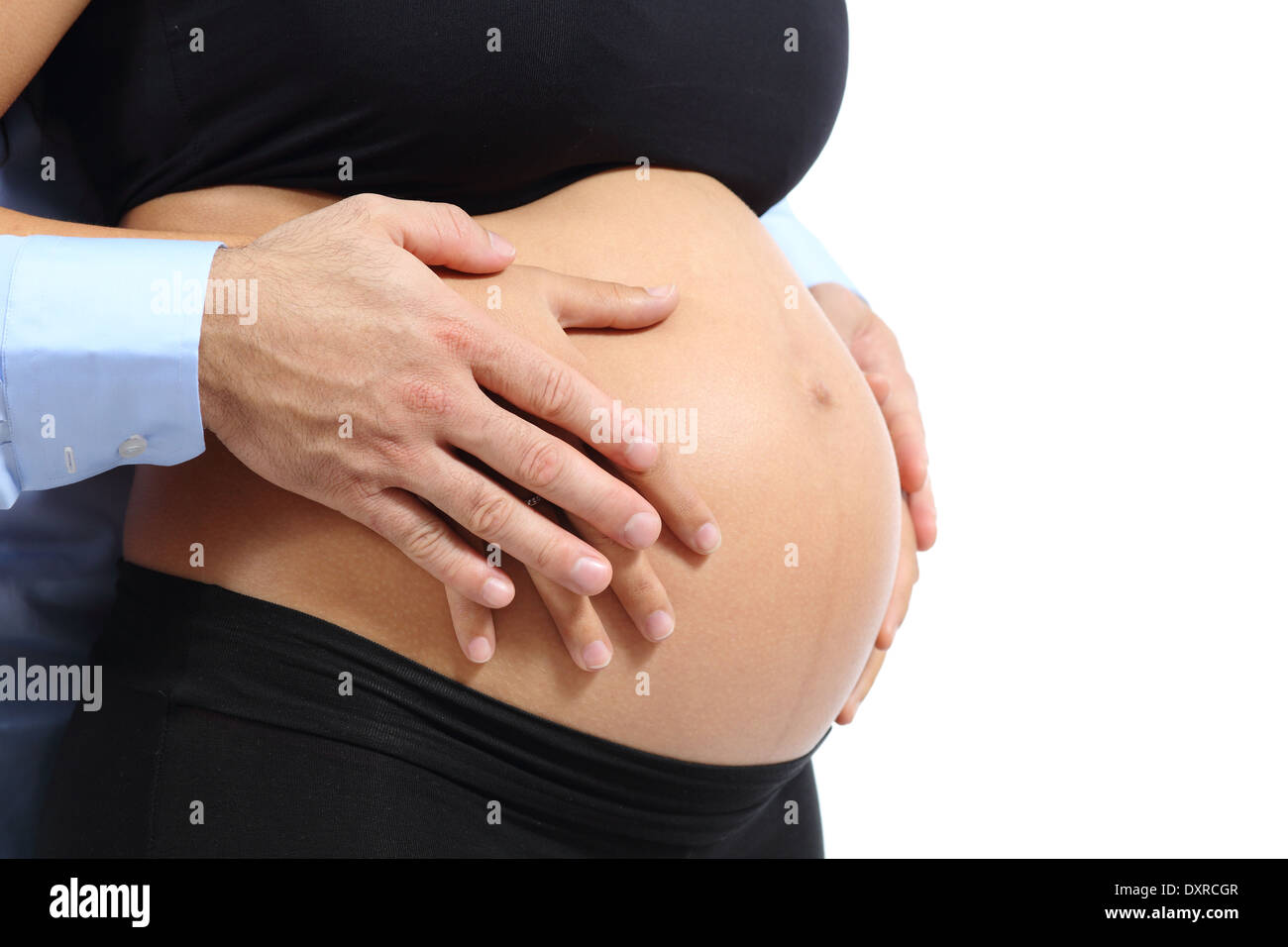 Paar berühren mit den Händen den Bauch der schwangeren Frau auf einem weißen Hintergrund isoliert Stockfoto
