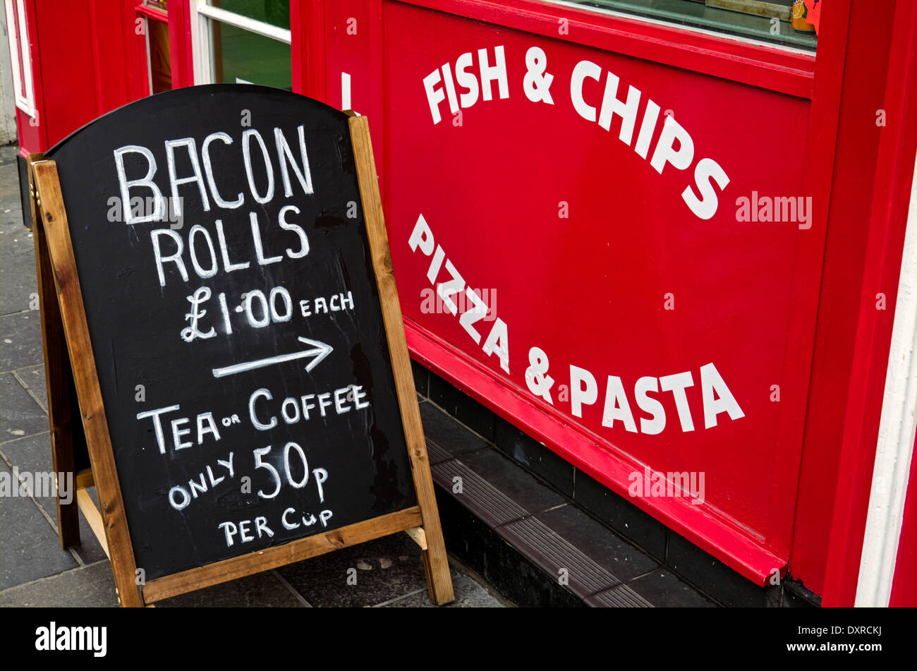 Ein A Board Werbung Speck Brötchen, Tee und Kaffee draußen ein fettiger Löffel auf Lothian Road Edinburgh. Stockfoto