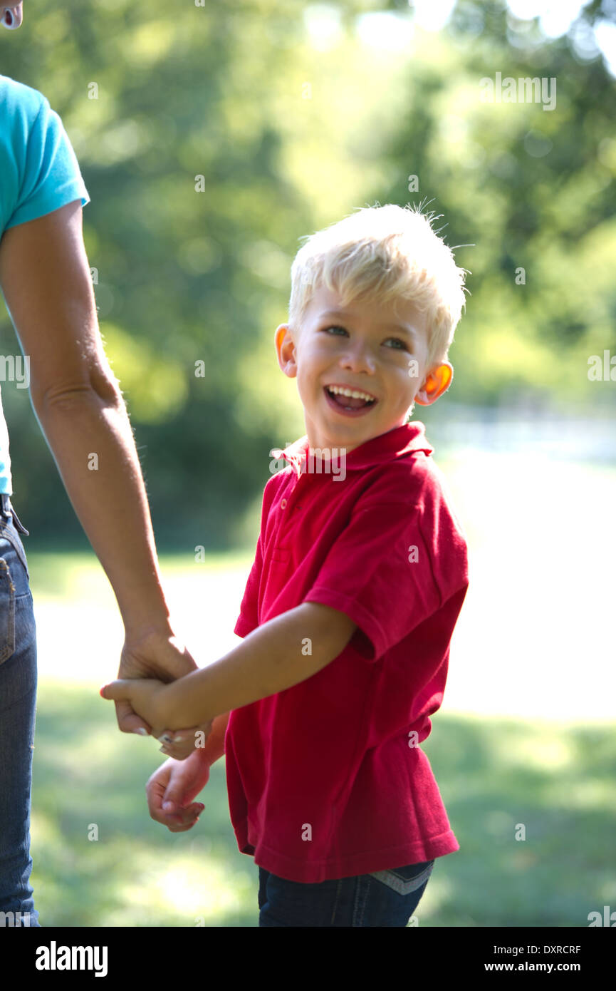 Kleiner Junge mit seiner Mutter die hand Stockfoto