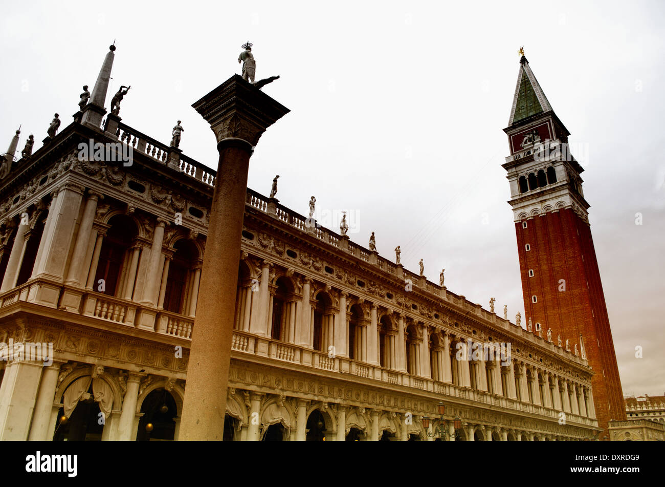 Den Markusplatz mit Basilika und Glockenturm in Venedig Stockfoto