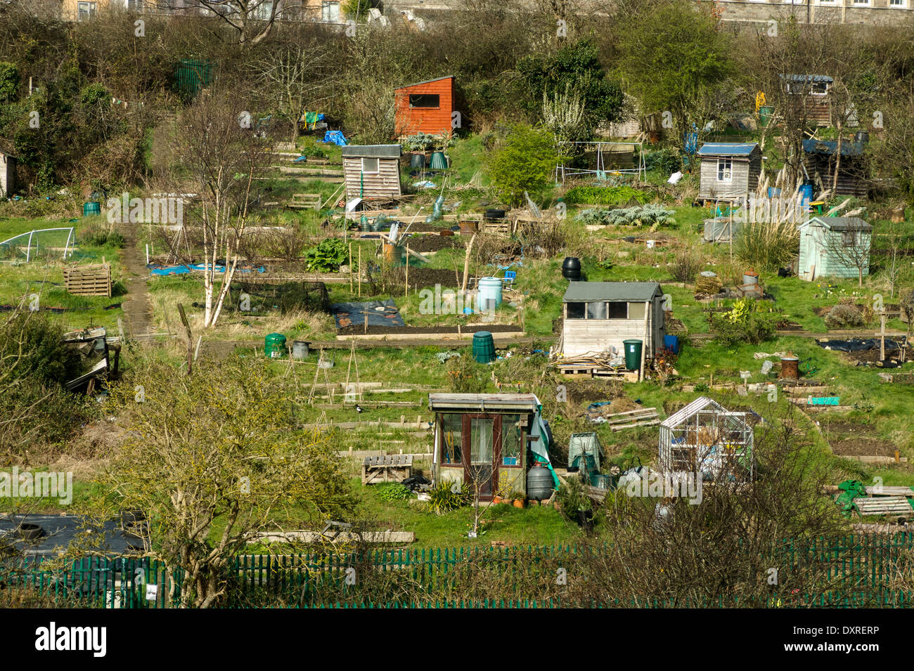 Schuppen und Kleingärten neben Bahnlinie in Bristol Stockfoto