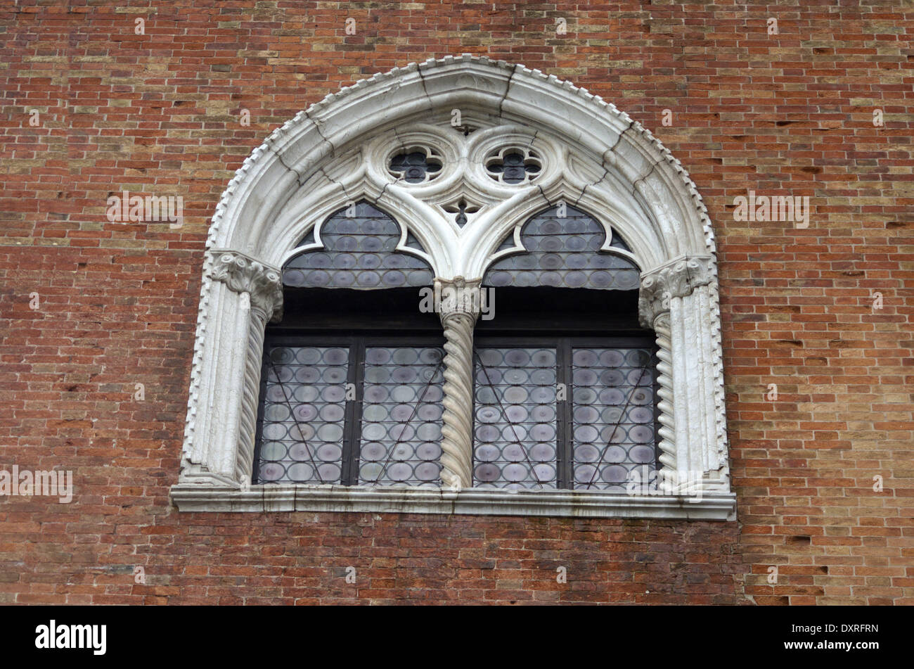 Architektonische Details an der Fassade in der Nähe der Brücke von Sehenswürdigkeiten in Venedig Stockfoto