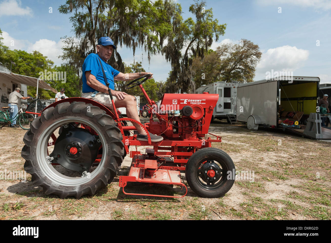 Mann reitet Antik Vintage Rasenmäher Traktor Stockfoto
