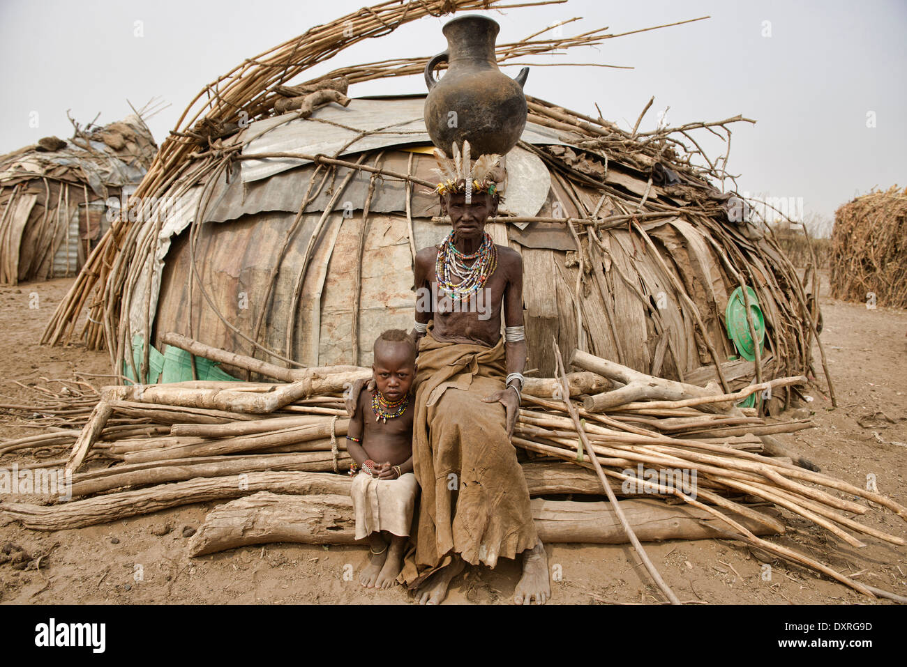 alten Dassanech Frau und ihr Enkel vor ihrer Hütte im unteren Omo-Tal von Äthiopien Stockfoto