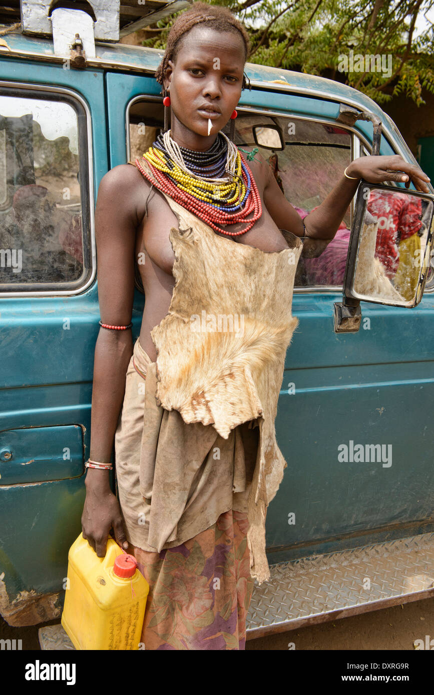 Dassanech junge Frau in Omorate in South Omo Tal von Äthiopien Stockfoto